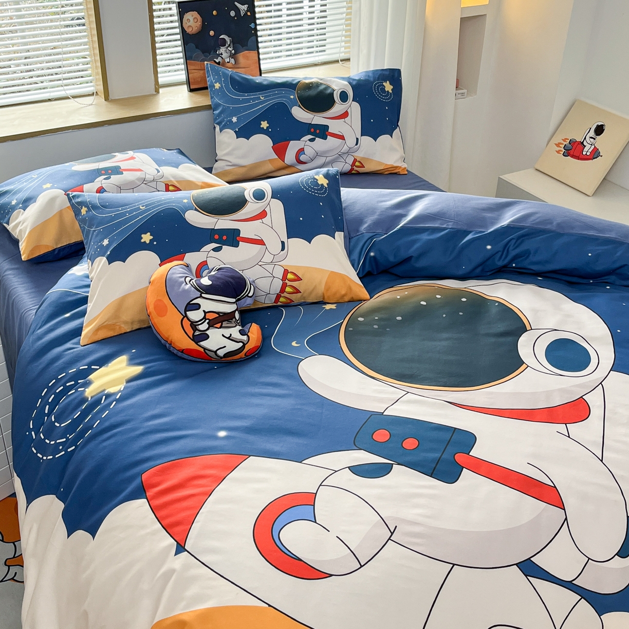 91家纺网 家纺一手货源 找家纺 孩子王 2025新款亲肤活性大版纯棉专版太空人卡通学生儿童宿舍四件套系列 航天火箭