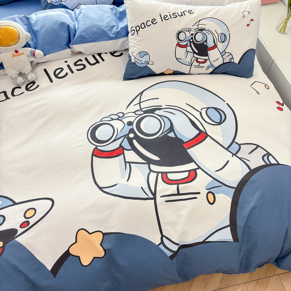 91家纺网 家纺一手货源 找家纺 孩子王 2025新款亲肤活性大版纯棉专版太空人卡通学生儿童宿舍四件套系列 星际观察员