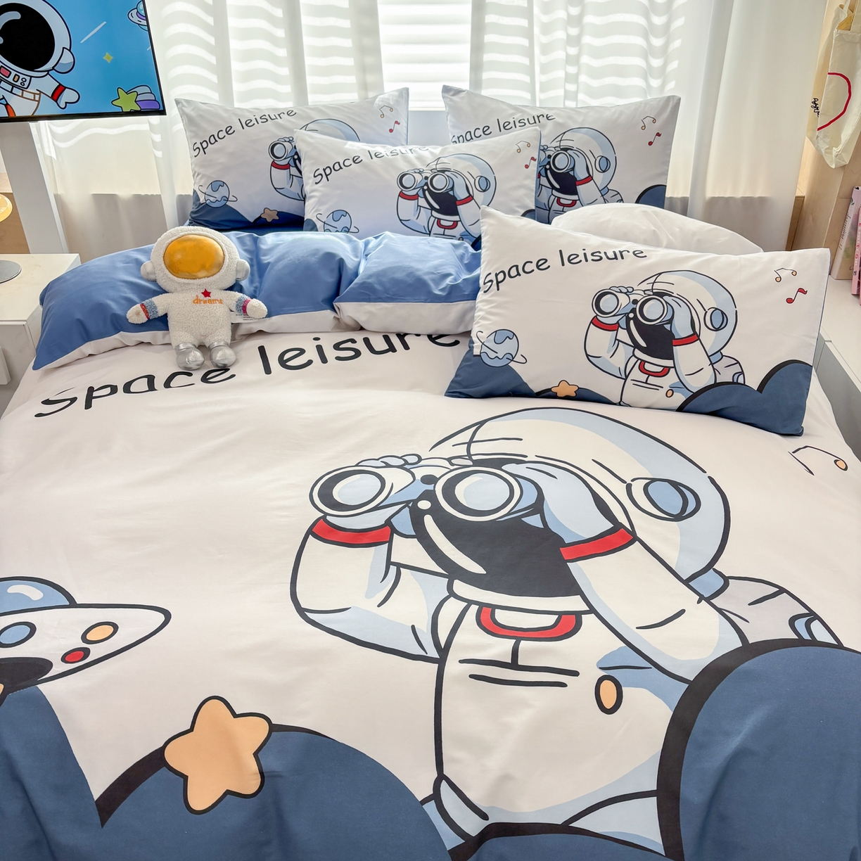 91家纺网 家纺一手货源 找家纺 孩子王 2025新款亲肤活性大版纯棉专版太空人卡通学生儿童宿舍四件套系列 星际观察员