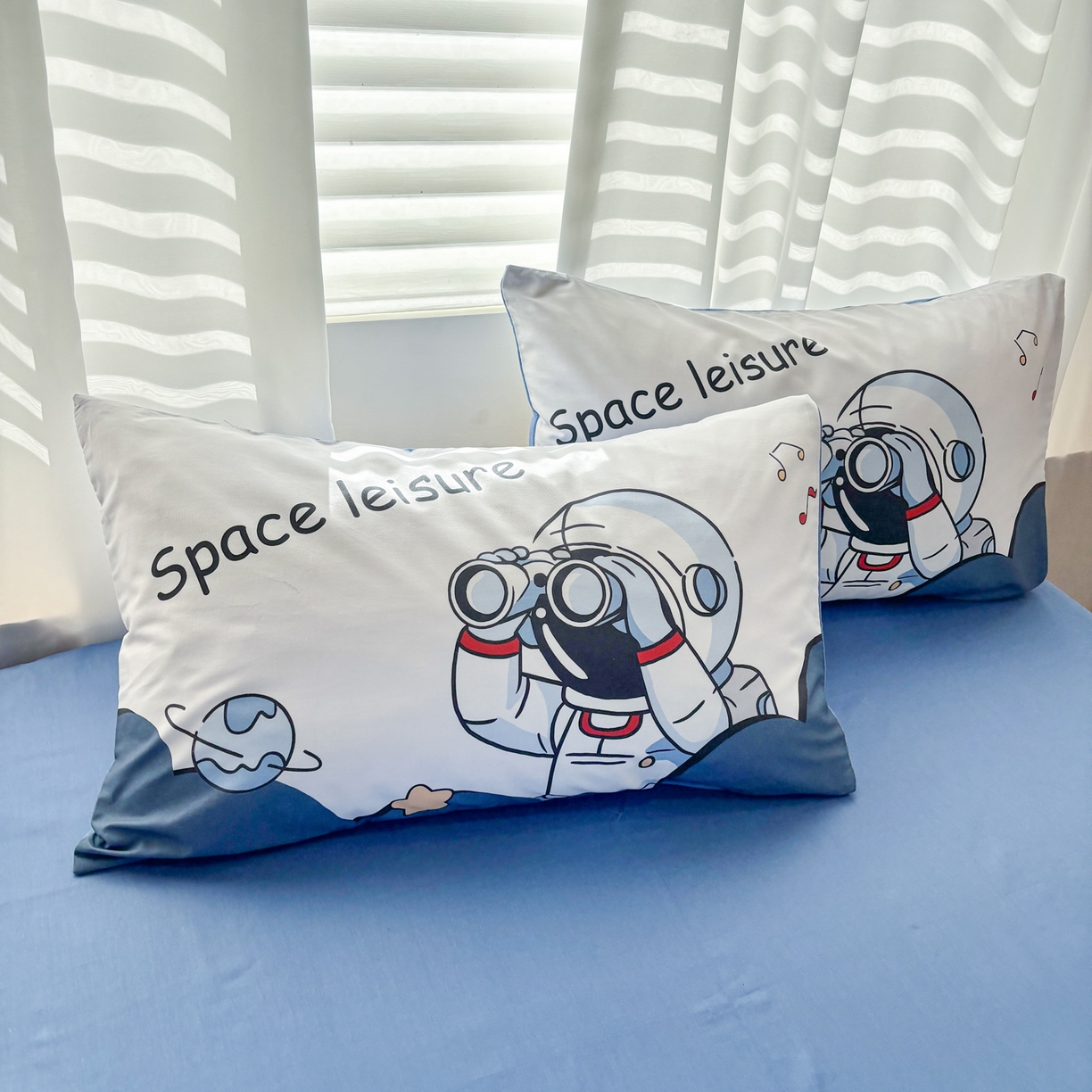 91家纺网 家纺一手货源 找家纺 孩子王 2025新款亲肤活性大版纯棉专版太空人卡通学生儿童宿舍四件套系列 星际观察员