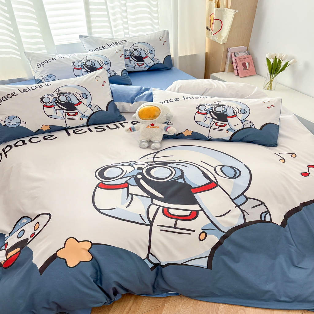 91家纺网 家纺一手货源 找家纺 孩子王 2025新款亲肤活性大版纯棉专版太空人卡通学生儿童宿舍四件套系列 星际观察员