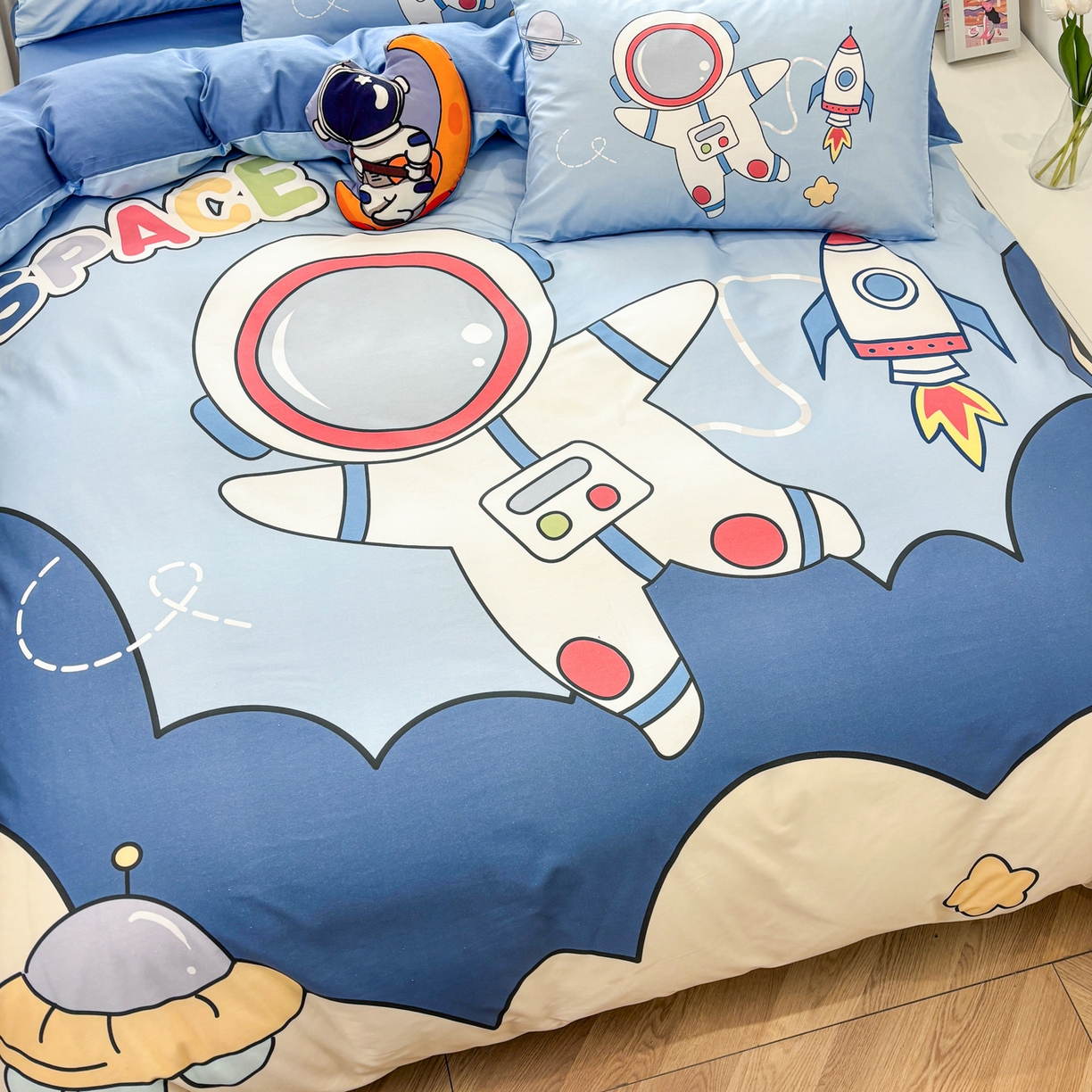 91家纺网 家纺一手货源 找家纺 孩子王 2025新款亲肤活性大版纯棉专版太空人卡通学生儿童宿舍四件套系列 星球舰长