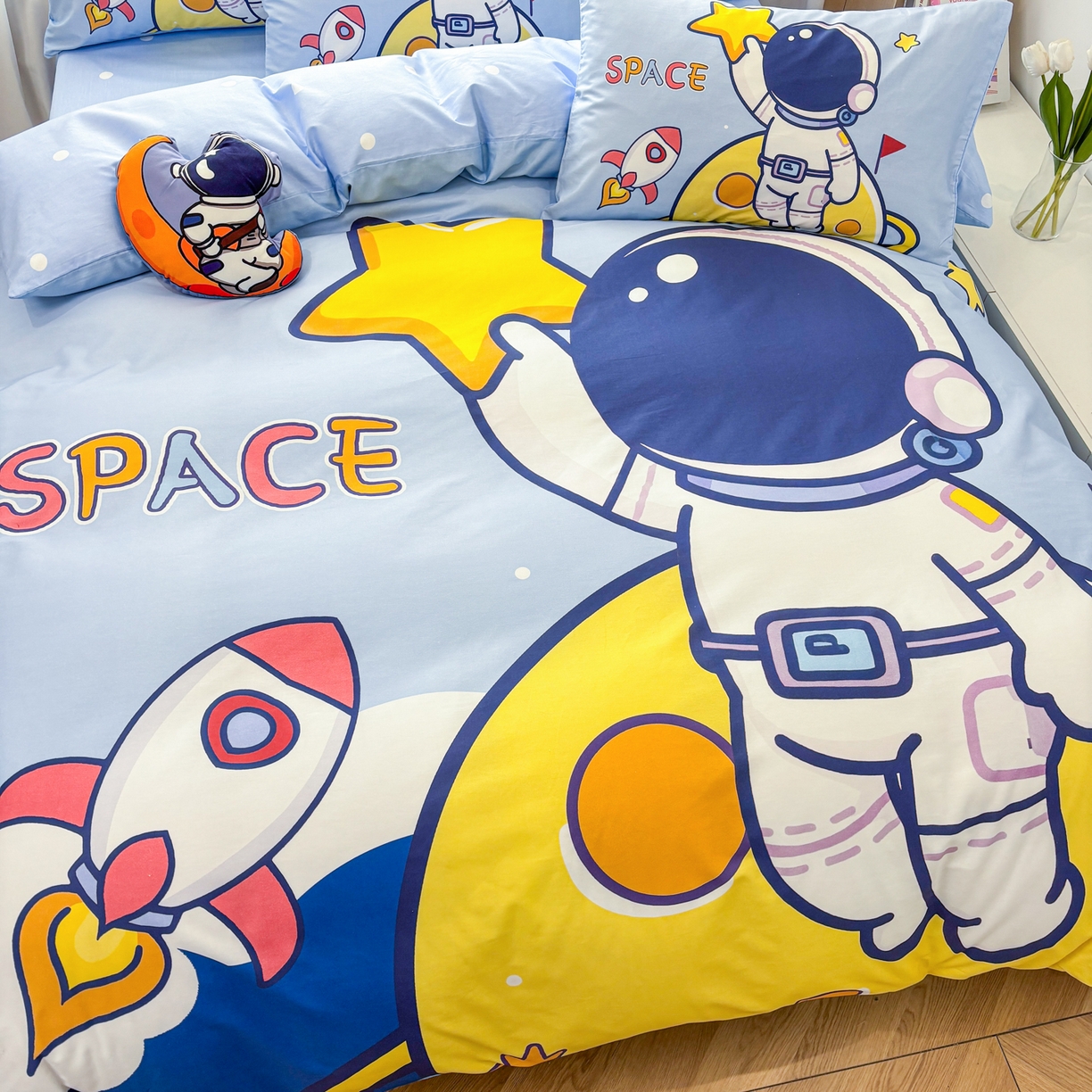 91家纺网 家纺一手货源 找家纺 孩子王 2025新款亲肤活性大版纯棉专版太空人卡通学生儿童宿舍四件套系列 月球摘星记