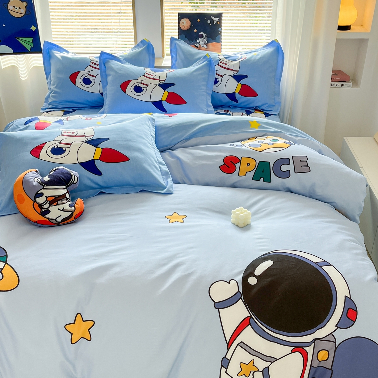 91家纺网 家纺一手货源 找家纺 孩子王 2025新款亲肤活性大版纯棉专版太空人卡通学生儿童宿舍四件套系列 星际旅途