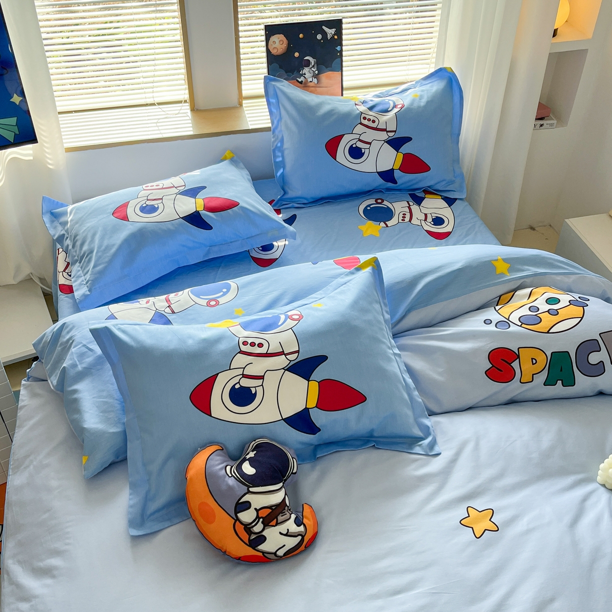 91家纺网 家纺一手货源 找家纺 孩子王 2025新款亲肤活性大版纯棉专版太空人卡通学生儿童宿舍四件套系列 星际旅途