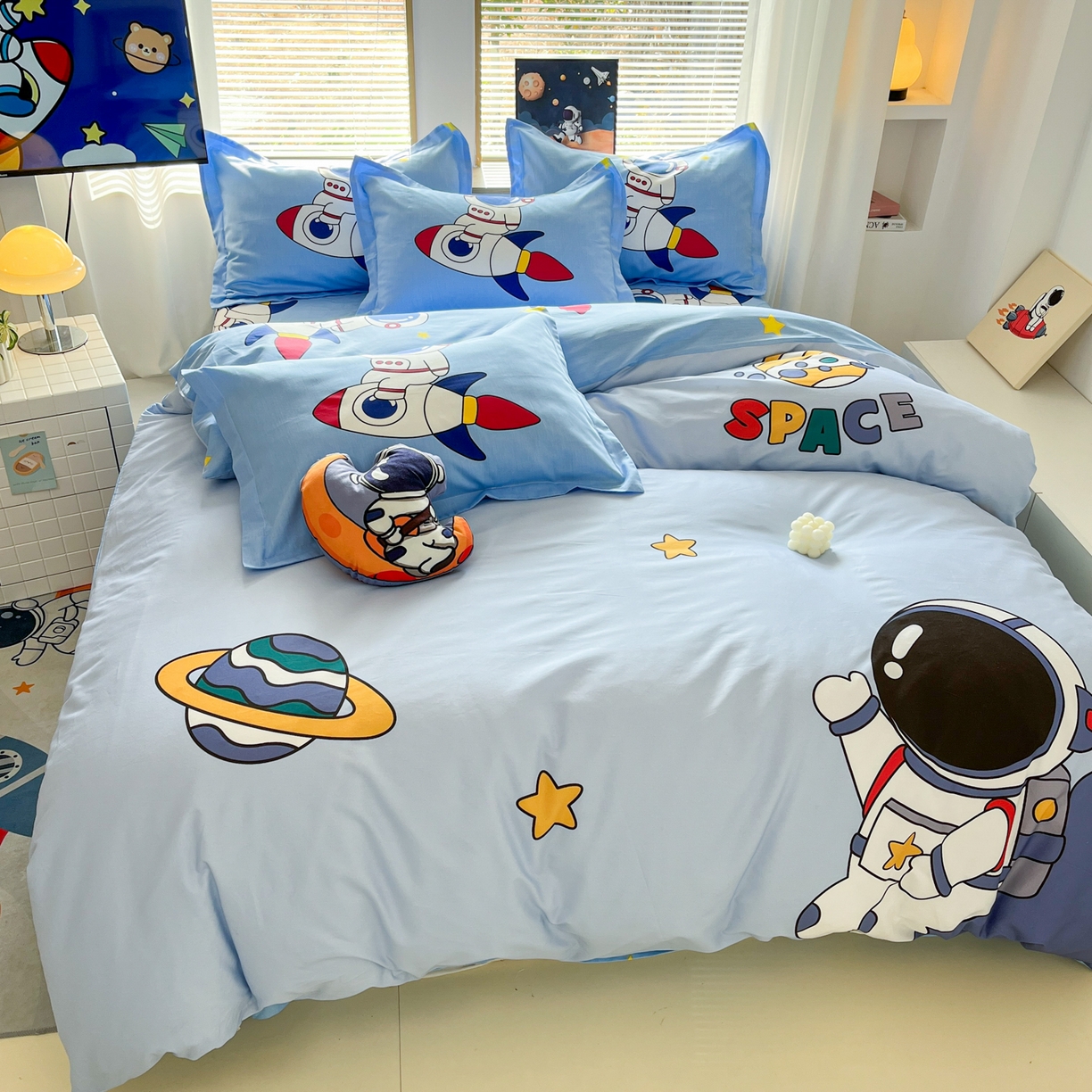 91家纺网 家纺一手货源 找家纺 孩子王 2025新款亲肤活性大版纯棉专版太空人卡通学生儿童宿舍四件套系列 星际旅途