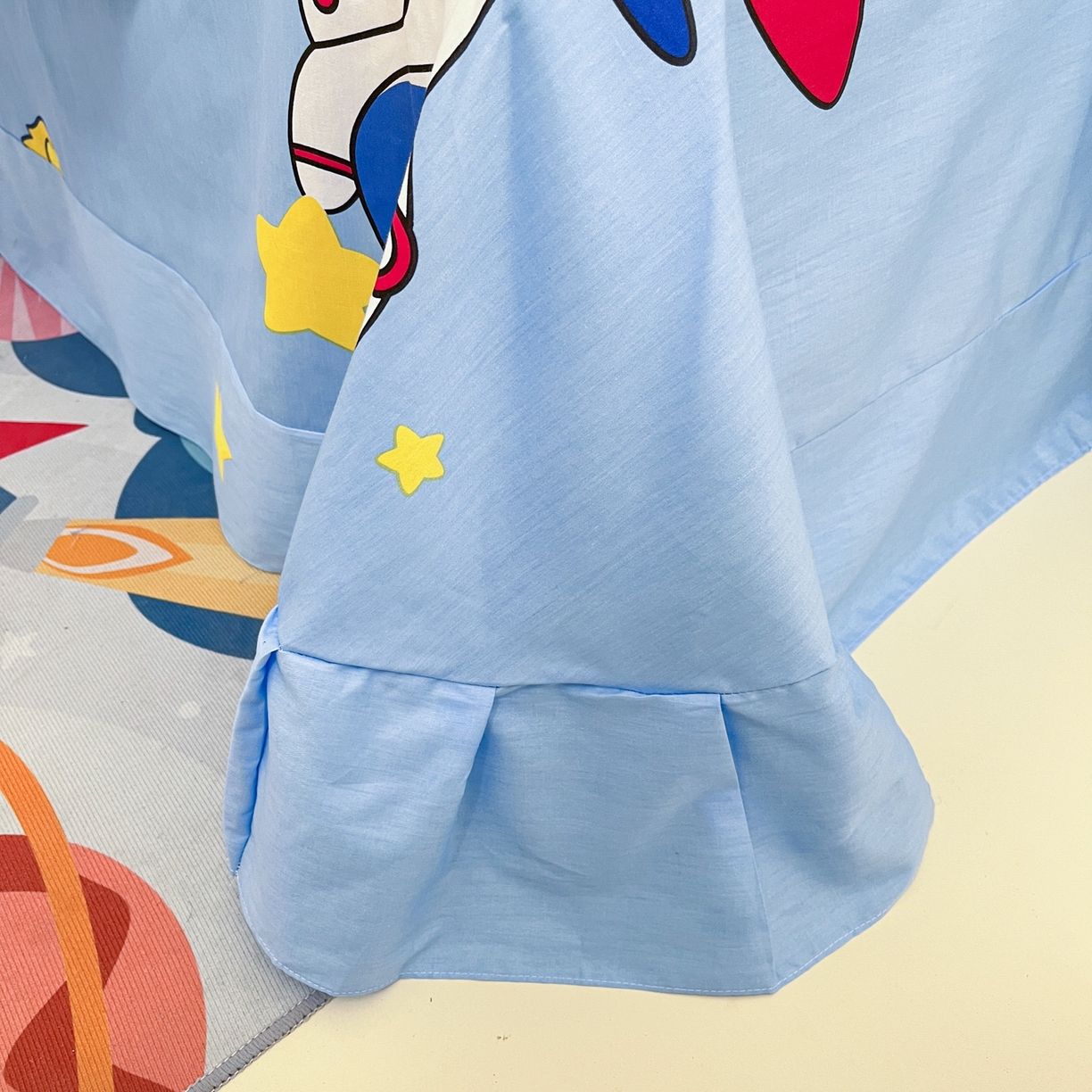 91家纺网 家纺一手货源 找家纺 孩子王 2025新款亲肤活性大版纯棉专版太空人卡通学生儿童宿舍四件套系列 星际旅途