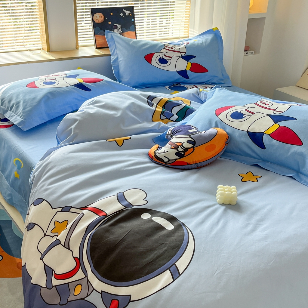 91家纺网 家纺一手货源 找家纺 孩子王 2025新款亲肤活性大版纯棉专版太空人卡通学生儿童宿舍四件套系列 星际旅途