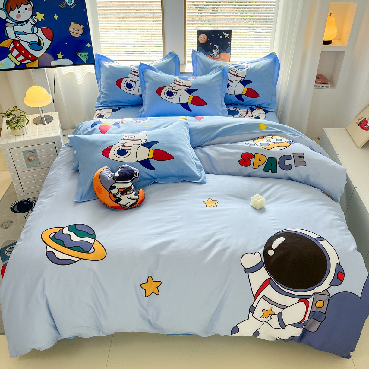 91家纺网 家纺一手货源 找家纺 孩子王 2025新款亲肤活性大版纯棉专版太空人卡通学生儿童宿舍四件套系列 星际旅途
