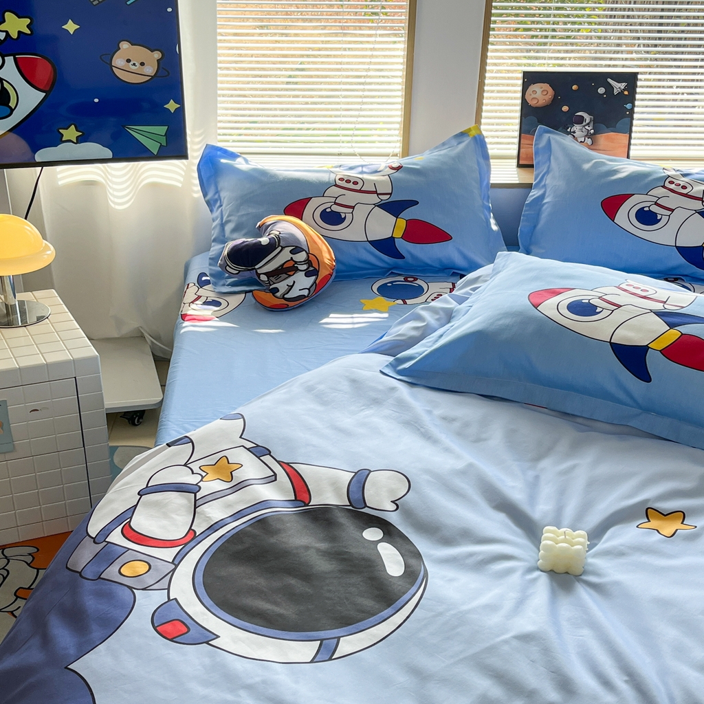 91家纺网 家纺一手货源 找家纺 孩子王 2025新款亲肤活性大版纯棉专版太空人卡通学生儿童宿舍四件套系列 星际旅途