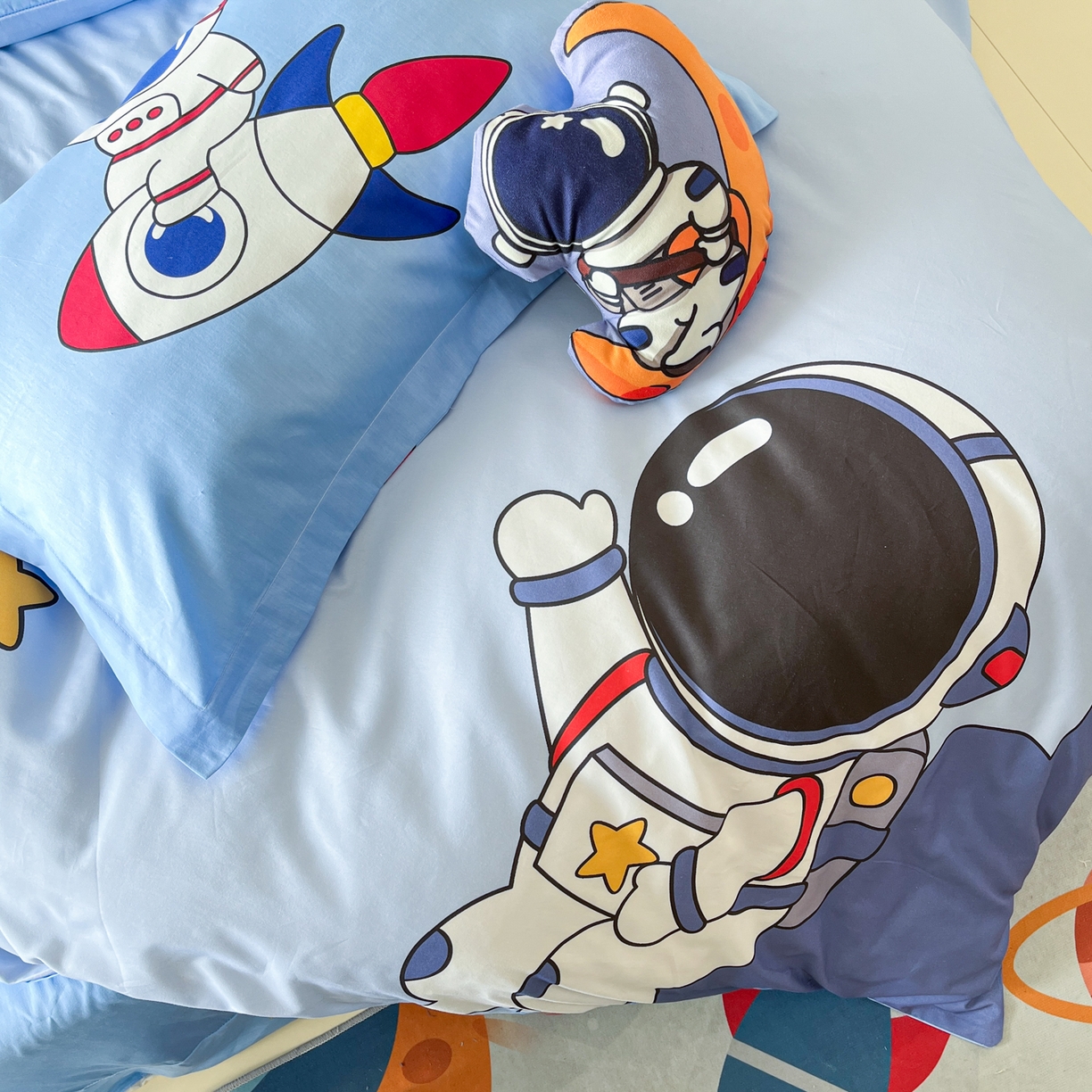 91家纺网 家纺一手货源 找家纺 孩子王 2025新款亲肤活性大版纯棉专版太空人卡通学生儿童宿舍四件套系列 星际旅途