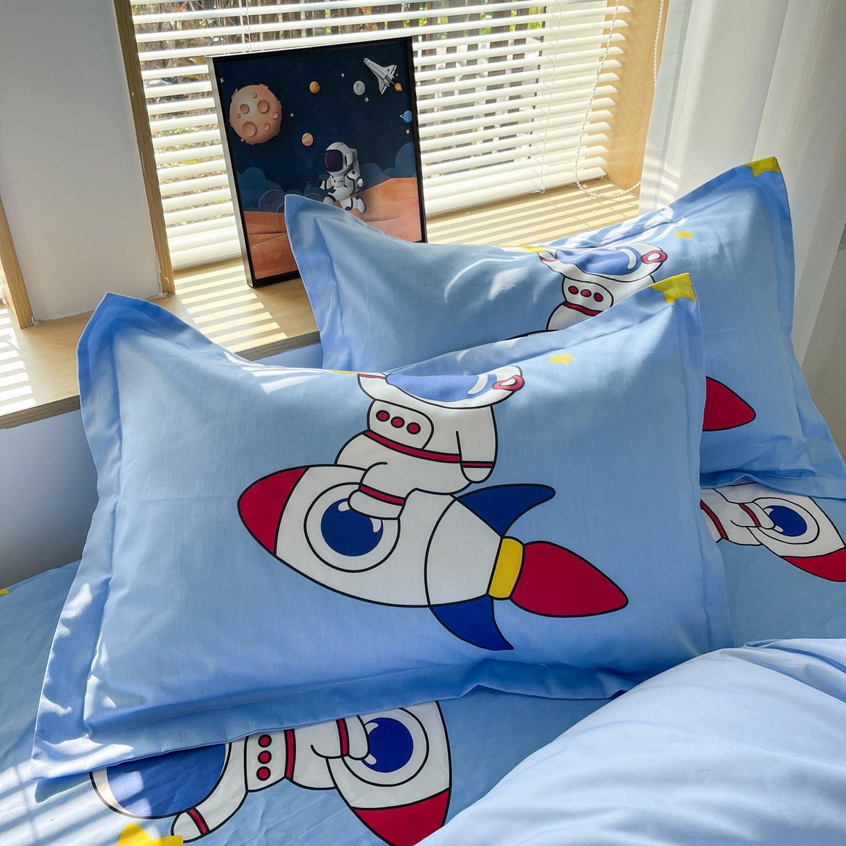91家纺网 家纺一手货源 找家纺 孩子王 2025新款亲肤活性大版纯棉专版太空人卡通学生儿童宿舍四件套系列 星际旅途