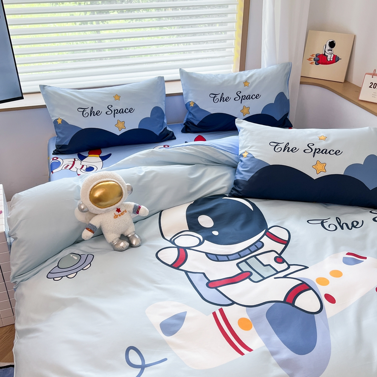 91家纺网 家纺一手货源 找家纺 孩子王 2025新款亲肤活性大版纯棉专版太空人卡通学生儿童宿舍四件套系列 星际征程