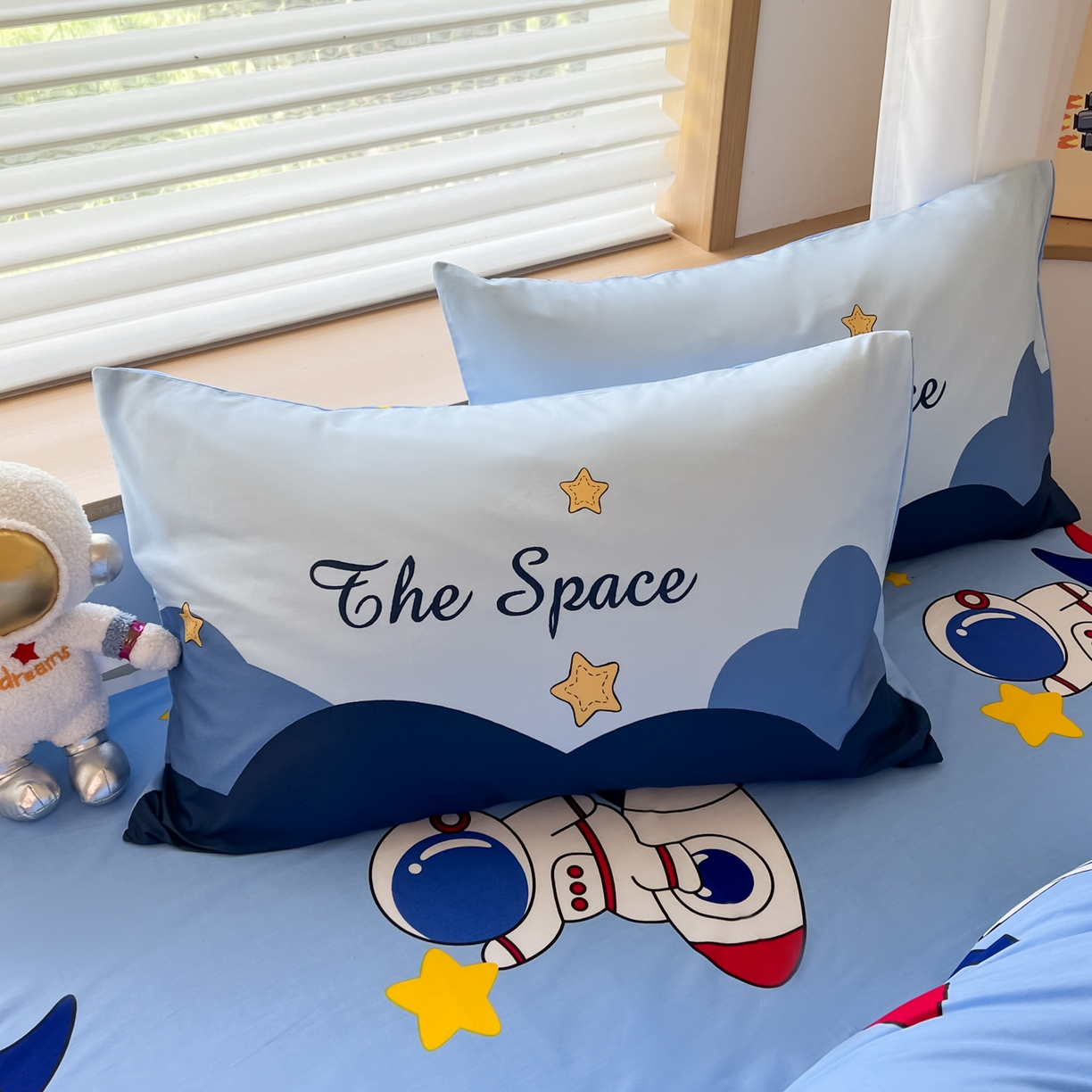 91家纺网 家纺一手货源 找家纺 孩子王 2025新款亲肤活性大版纯棉专版太空人卡通学生儿童宿舍四件套系列 星际征程