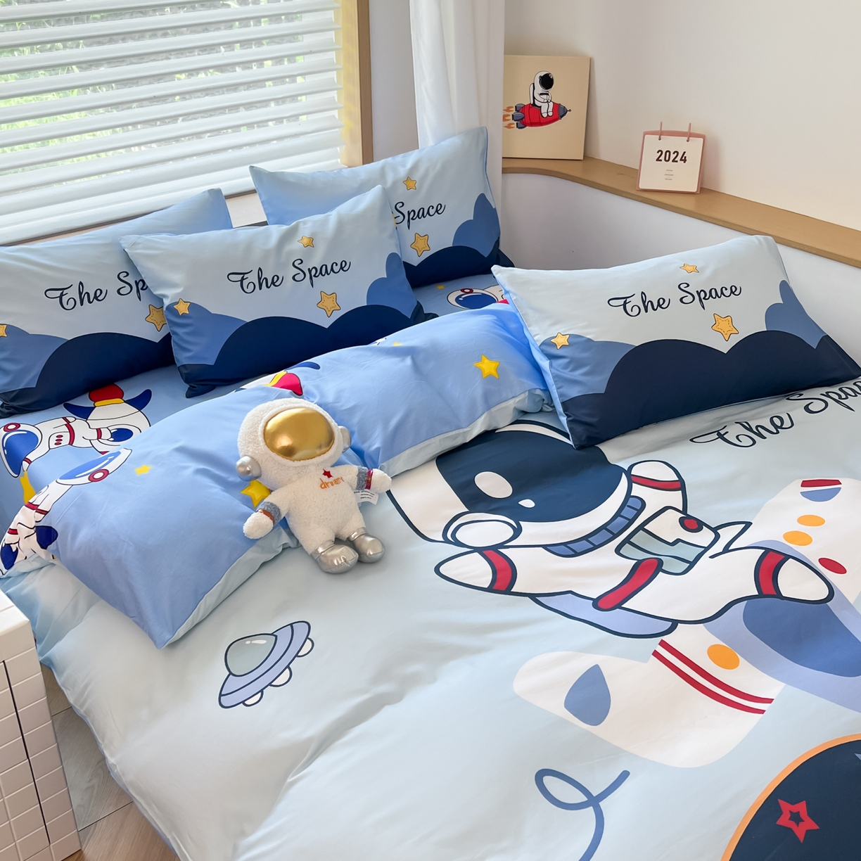 91家纺网 家纺一手货源 找家纺 孩子王 2025新款亲肤活性大版纯棉专版太空人卡通学生儿童宿舍四件套系列 星际征程