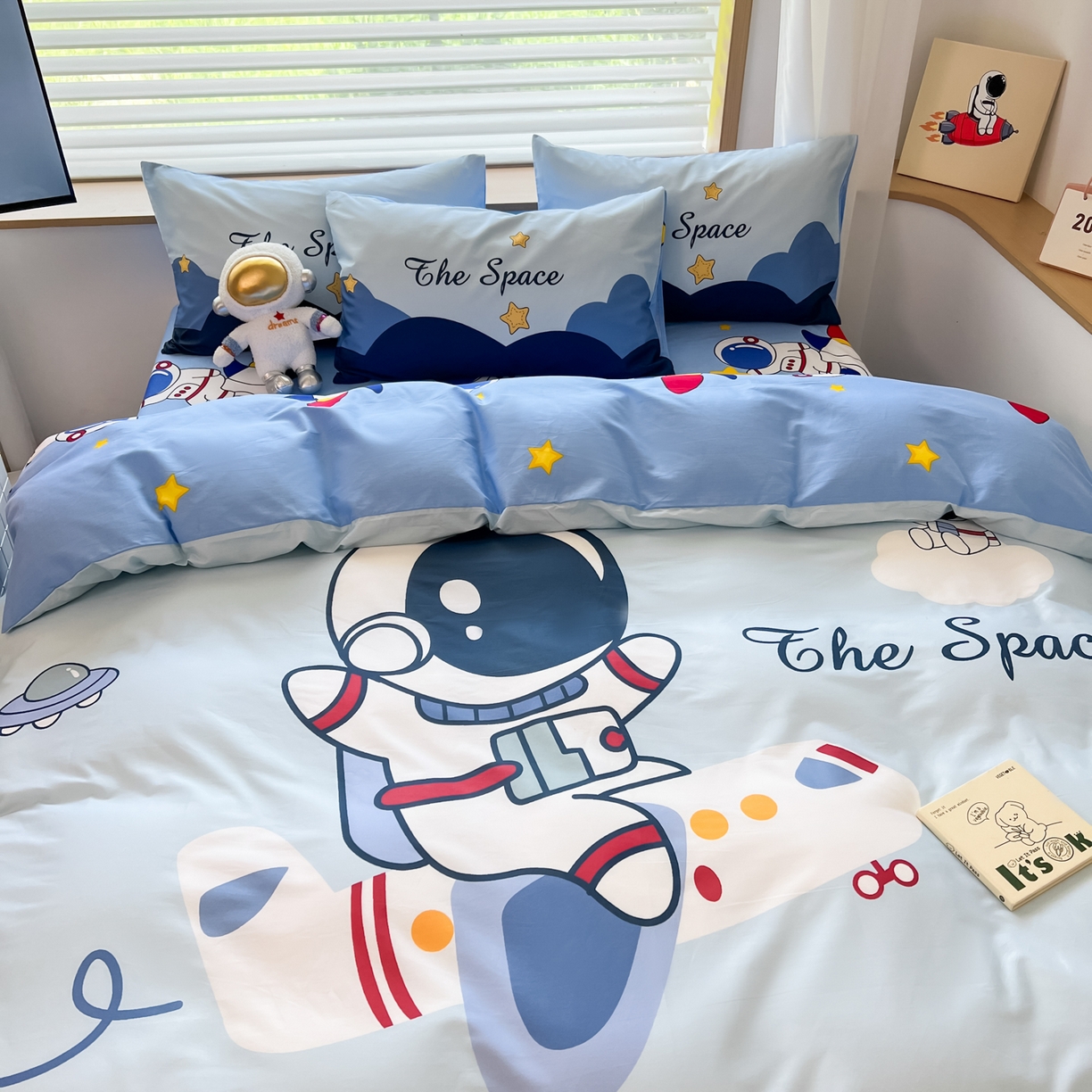 91家纺网 家纺一手货源 找家纺 孩子王 2025新款亲肤活性大版纯棉专版太空人卡通学生儿童宿舍四件套系列 星际征程