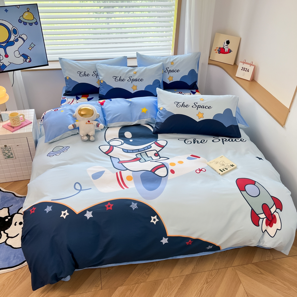 91家纺网 家纺一手货源 找家纺 孩子王 2025新款亲肤活性大版纯棉专版太空人卡通学生儿童宿舍四件套系列 星际征程