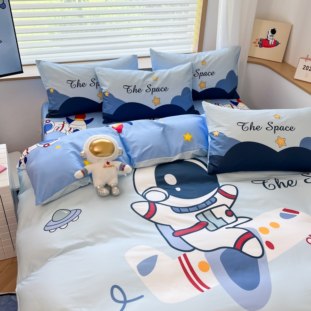 91家纺网 家纺一手货源 找家纺 孩子王 2025新款亲肤活性大版纯棉专版太空人卡通学生儿童宿舍四件套系列 星际征程