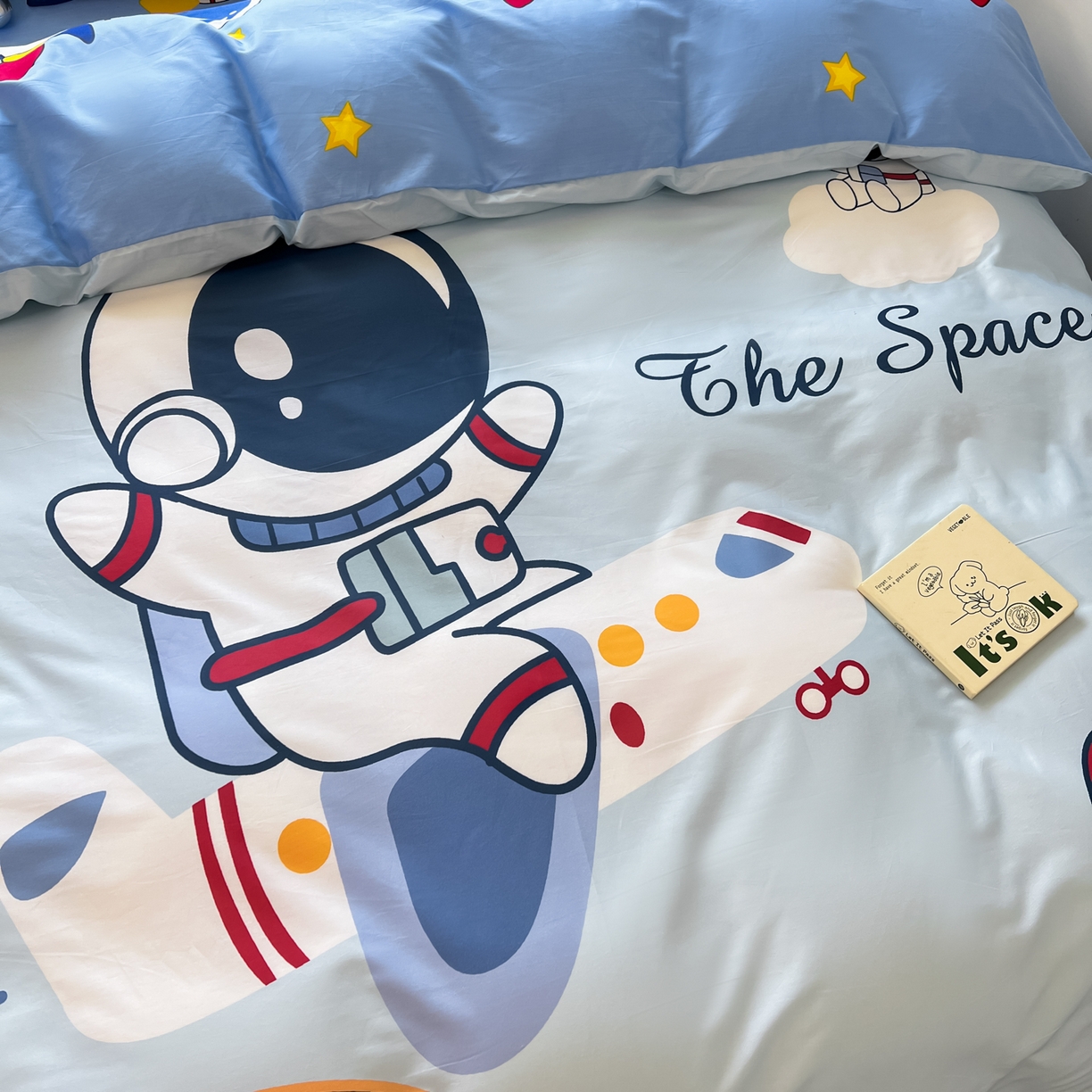91家纺网 家纺一手货源 找家纺 孩子王 2025新款亲肤活性大版纯棉专版太空人卡通学生儿童宿舍四件套系列 星际征程