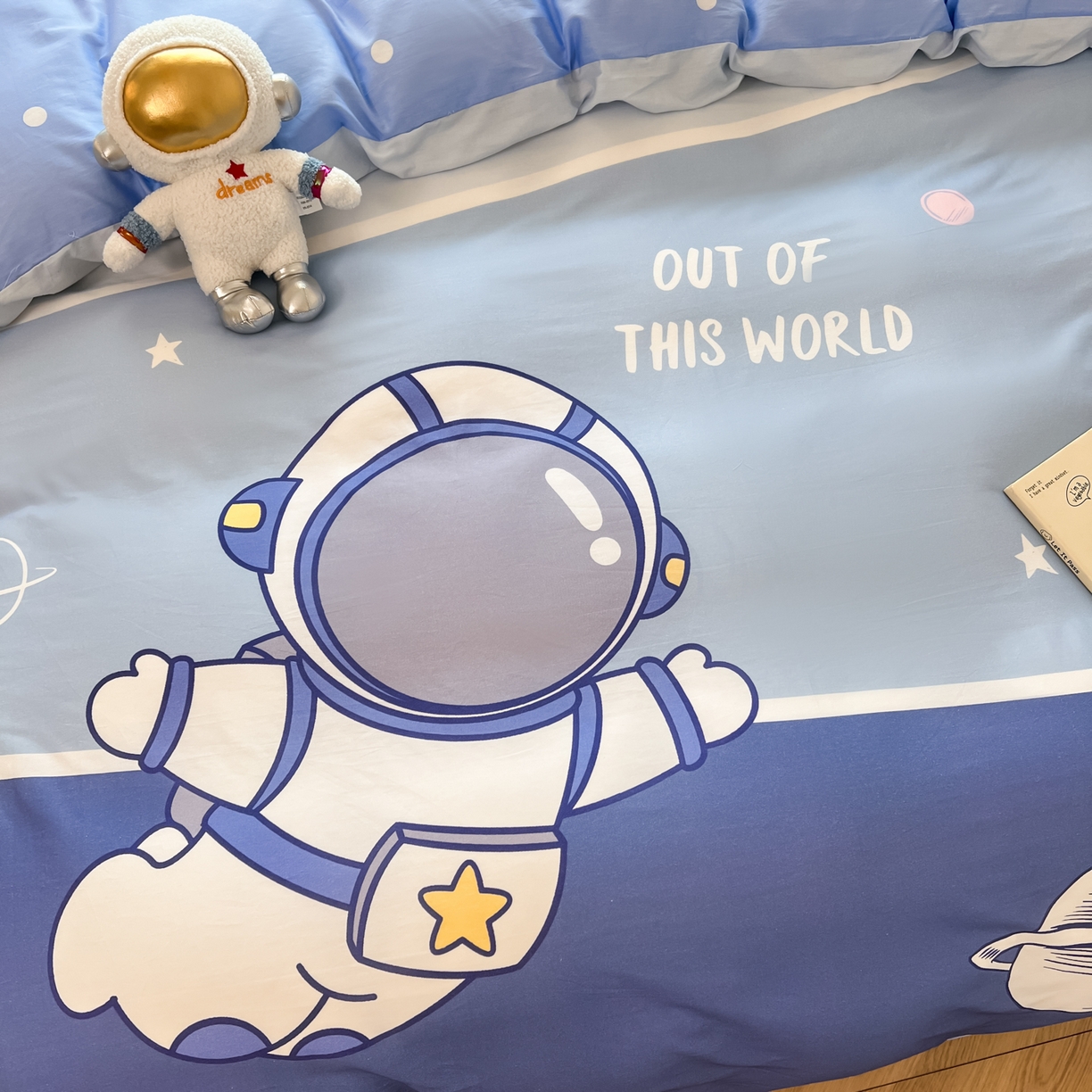 91家纺网 家纺一手货源 找家纺 孩子王 2025新款亲肤活性大版纯棉专版太空人卡通学生儿童宿舍四件套系列 星球之旅