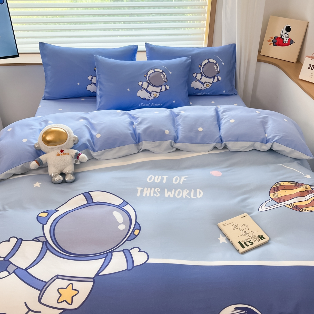 91家纺网 家纺一手货源 找家纺 孩子王 2025新款亲肤活性大版纯棉专版太空人卡通学生儿童宿舍四件套系列 星球之旅
