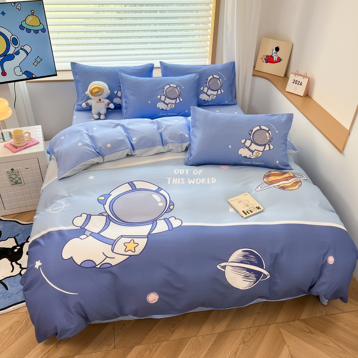 91家纺网 家纺一手货源 找家纺 孩子王 2025新款亲肤活性大版纯棉专版太空人卡通学生儿童宿舍四件套系列 星球之旅