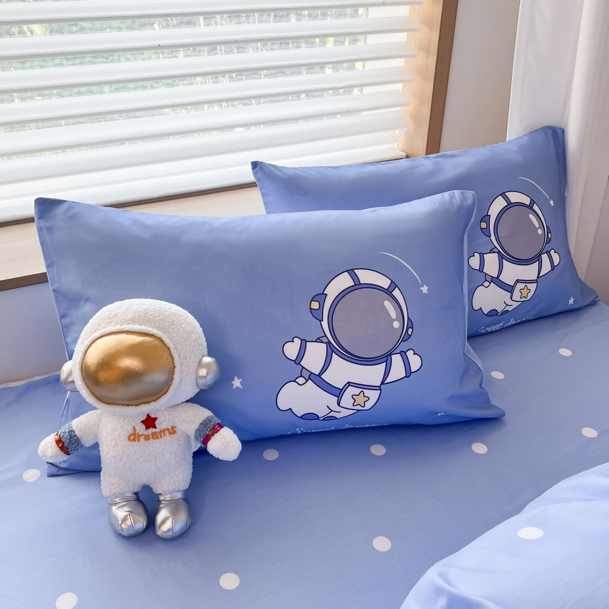 91家纺网 家纺一手货源 找家纺 孩子王 2025新款亲肤活性大版纯棉专版太空人卡通学生儿童宿舍四件套系列 星球之旅
