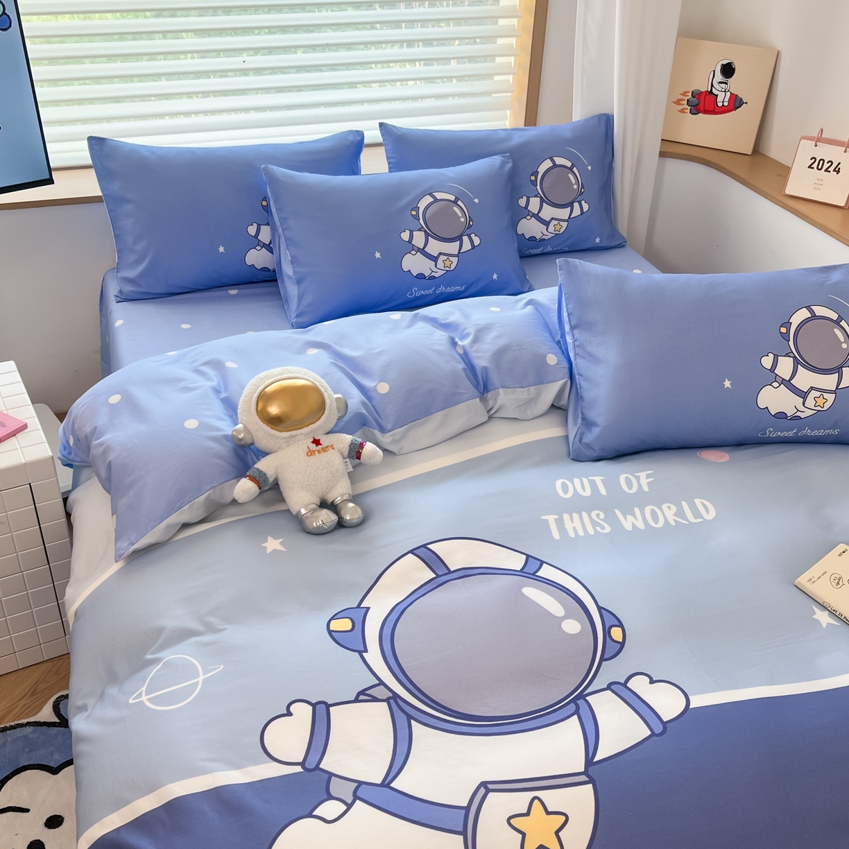 91家纺网 家纺一手货源 找家纺 孩子王 2025新款亲肤活性大版纯棉专版太空人卡通学生儿童宿舍四件套系列 星球之旅