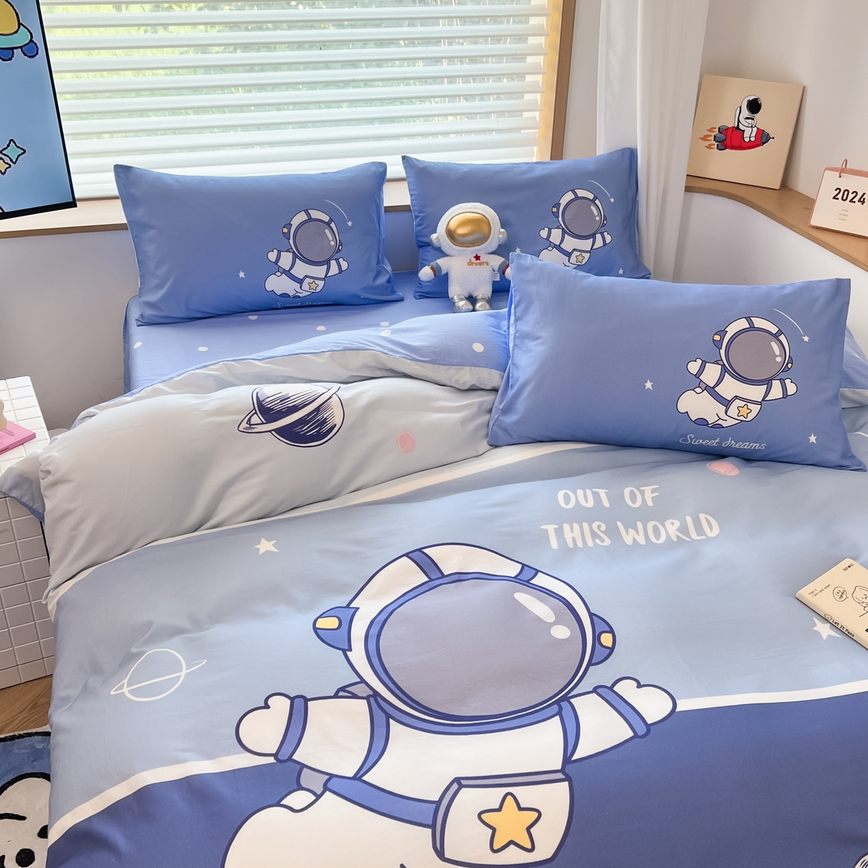 91家纺网 家纺一手货源 找家纺 孩子王 2025新款亲肤活性大版纯棉专版太空人卡通学生儿童宿舍四件套系列 星球之旅