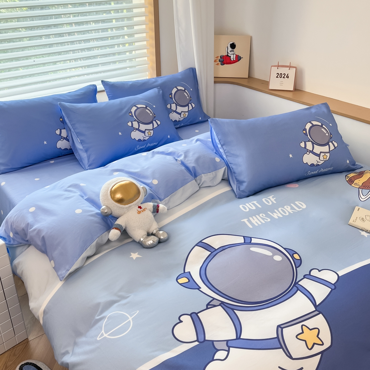 91家纺网 家纺一手货源 找家纺 孩子王 2025新款亲肤活性大版纯棉专版太空人卡通学生儿童宿舍四件套系列 星球之旅