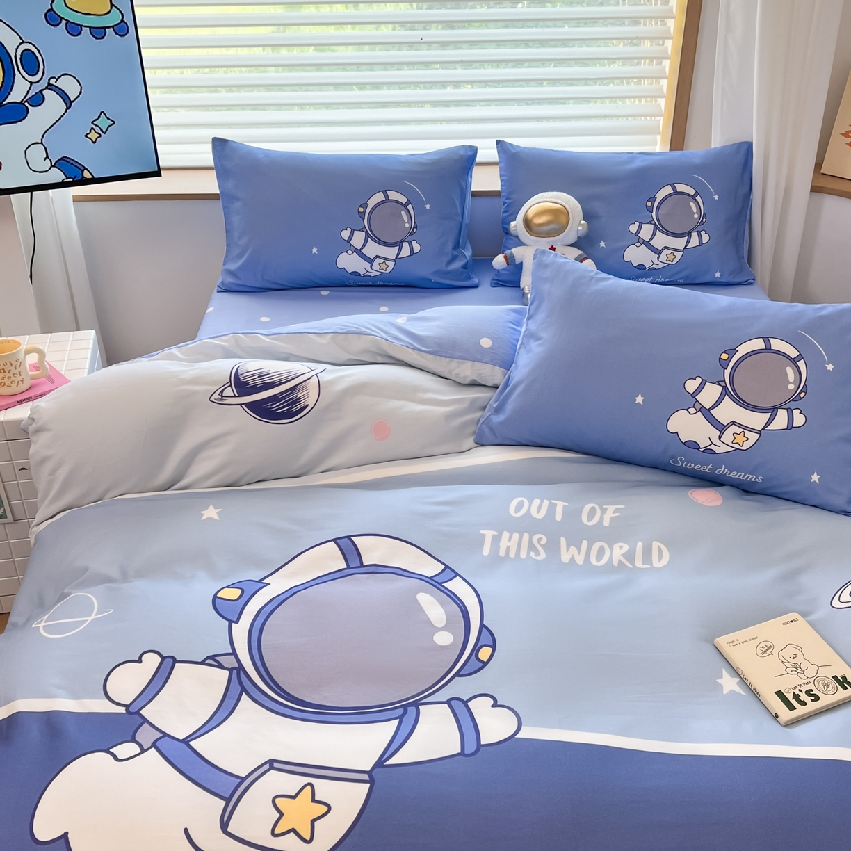 91家纺网 家纺一手货源 找家纺 孩子王 2025新款亲肤活性大版纯棉专版太空人卡通学生儿童宿舍四件套系列 星球之旅