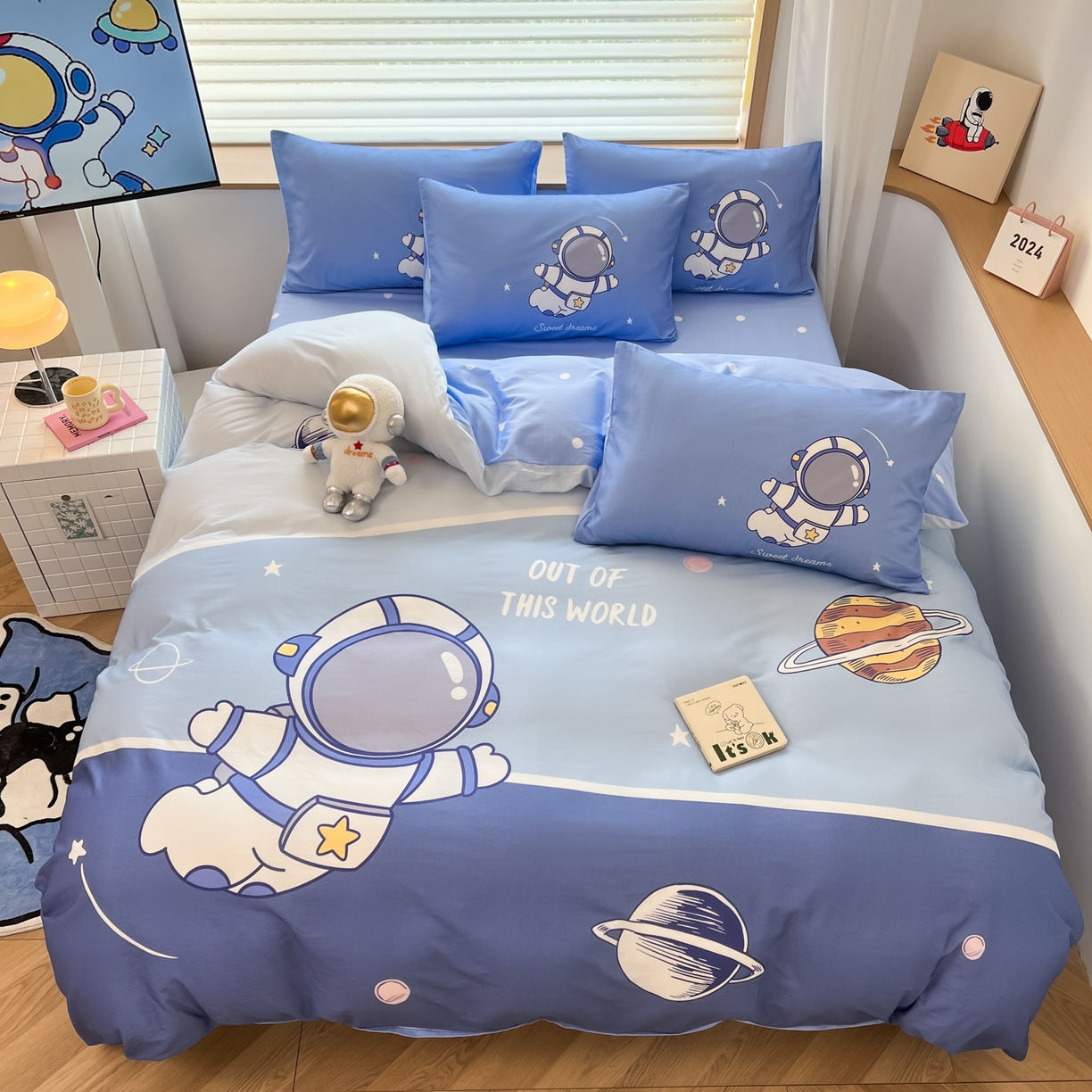 91家纺网 家纺一手货源 找家纺 孩子王 2025新款亲肤活性大版纯棉专版太空人卡通学生儿童宿舍四件套系列 星球之旅