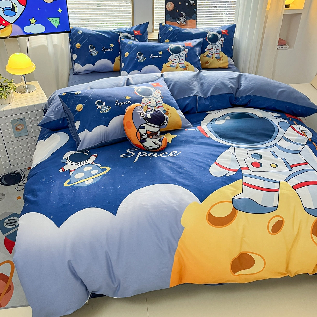 91家纺网 家纺一手货源 找家纺 孩子王 2025新款亲肤活性大版纯棉专版太空人卡通学生儿童宿舍四件套系列 月球探险家