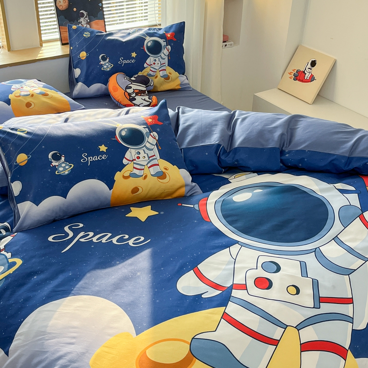 91家纺网 家纺一手货源 找家纺 孩子王 2025新款亲肤活性大版纯棉专版太空人卡通学生儿童宿舍四件套系列 月球探险家