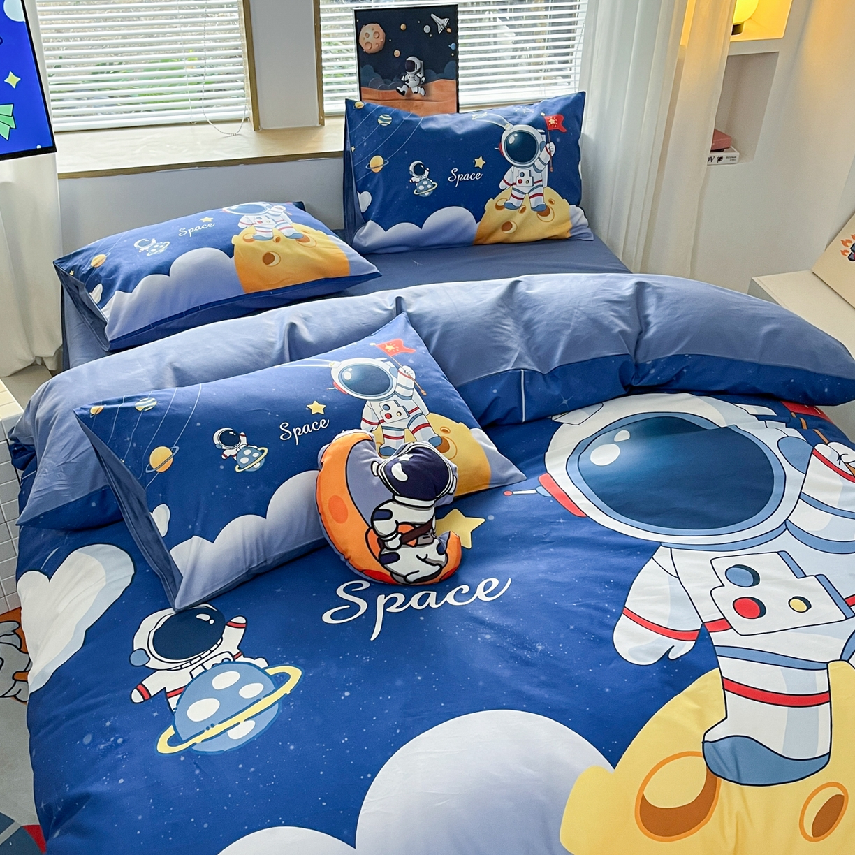 91家纺网 家纺一手货源 找家纺 孩子王 2025新款亲肤活性大版纯棉专版太空人卡通学生儿童宿舍四件套系列 月球探险家