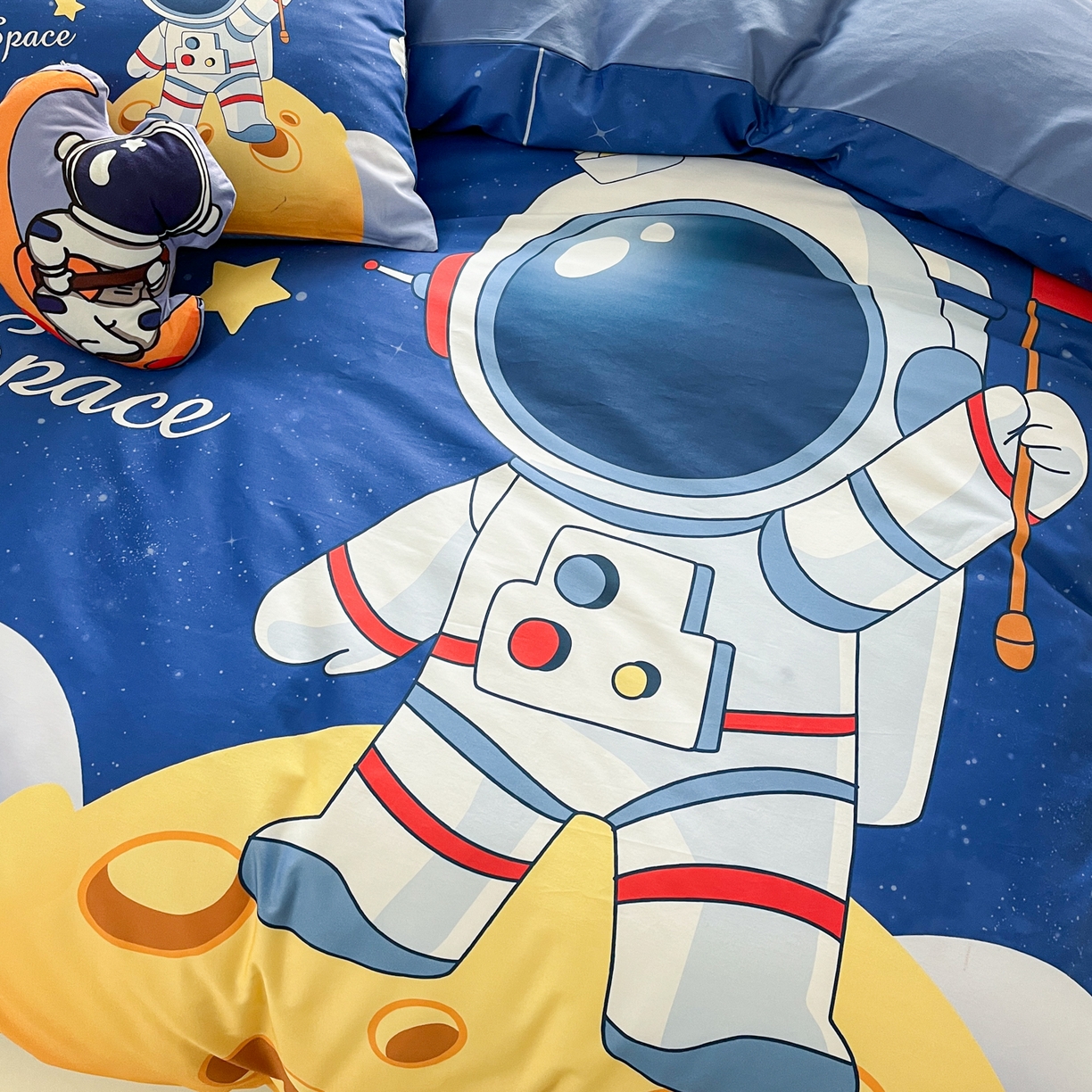 91家纺网 家纺一手货源 找家纺 孩子王 2025新款亲肤活性大版纯棉专版太空人卡通学生儿童宿舍四件套系列 月球探险家