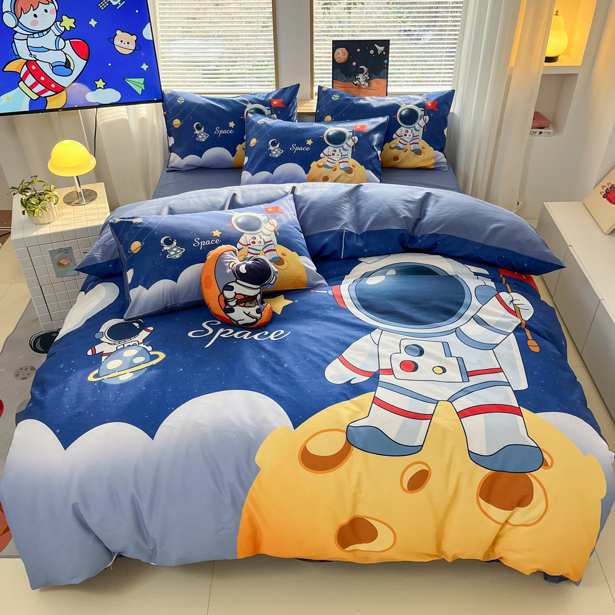 91家纺网 家纺一手货源 找家纺 孩子王 2025新款亲肤活性大版纯棉专版太空人卡通学生儿童宿舍四件套系列 月球探险家