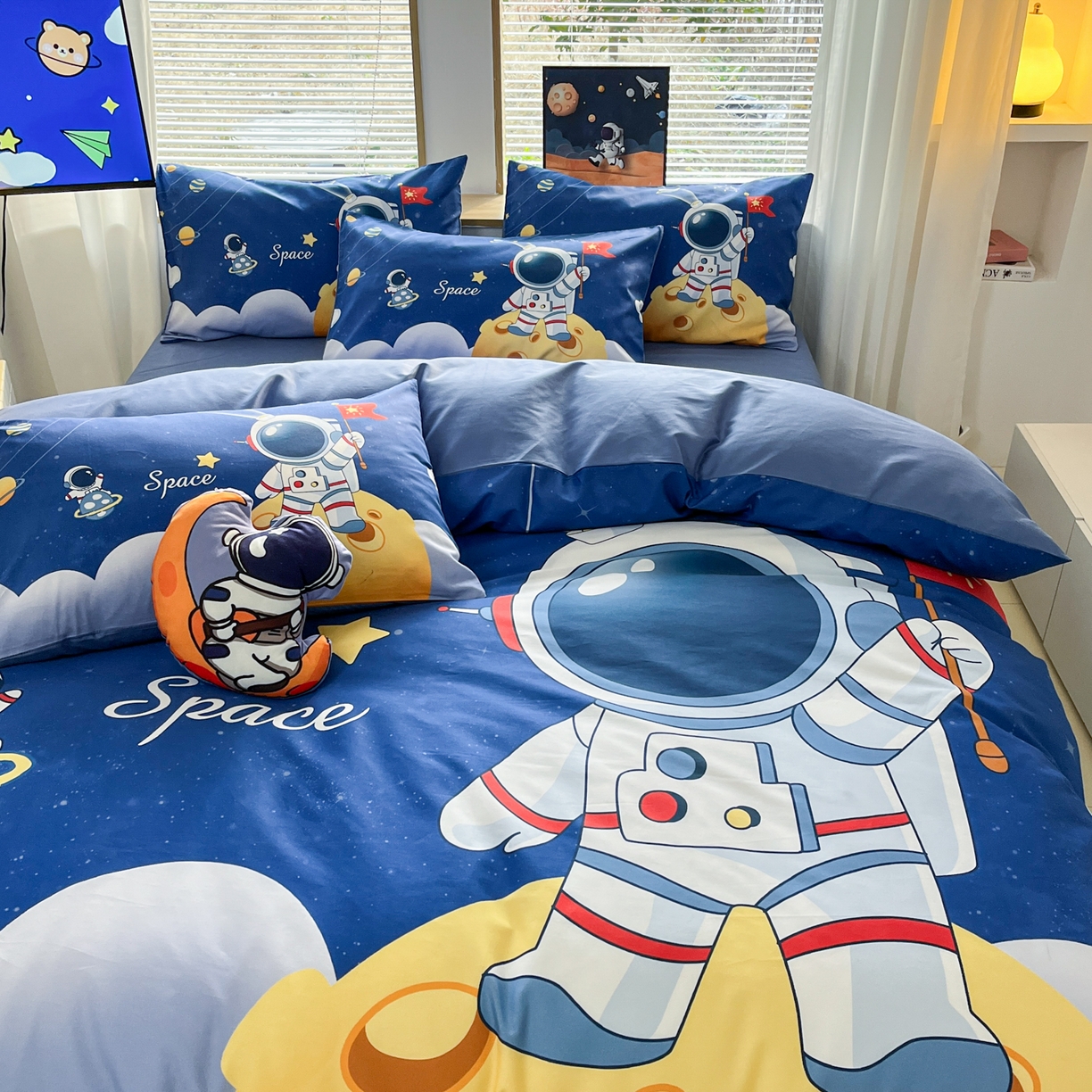 91家纺网 家纺一手货源 找家纺 孩子王 2025新款亲肤活性大版纯棉专版太空人卡通学生儿童宿舍四件套系列 月球探险家