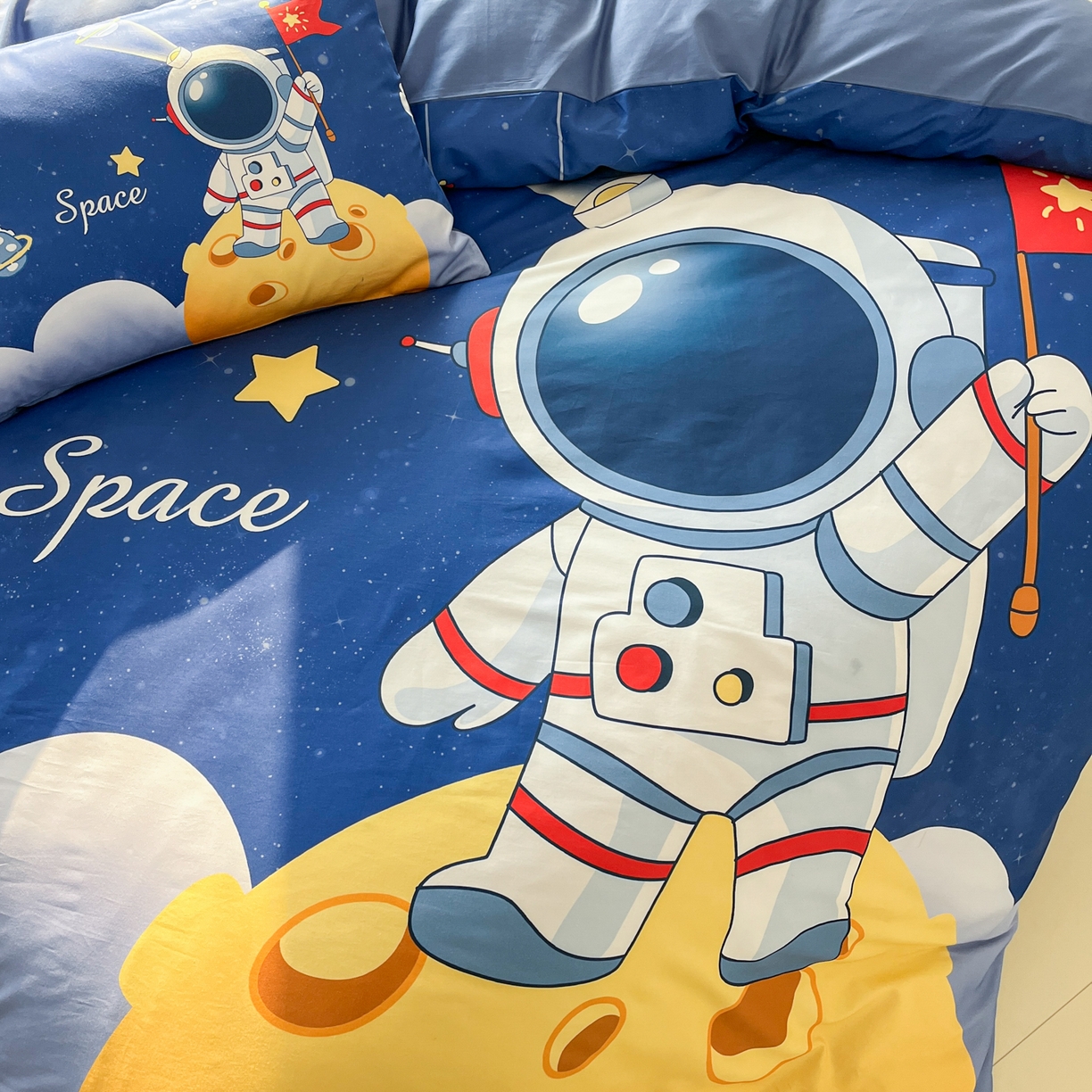 91家纺网 家纺一手货源 找家纺 孩子王 2025新款亲肤活性大版纯棉专版太空人卡通学生儿童宿舍四件套系列 月球探险家