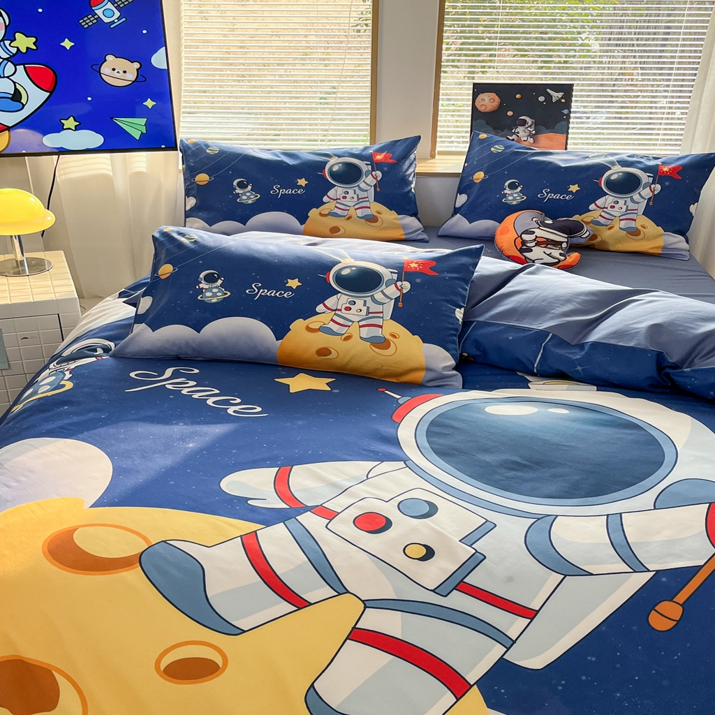 91家纺网 家纺一手货源 找家纺 孩子王 2025新款亲肤活性大版纯棉专版太空人卡通学生儿童宿舍四件套系列 月球探险家