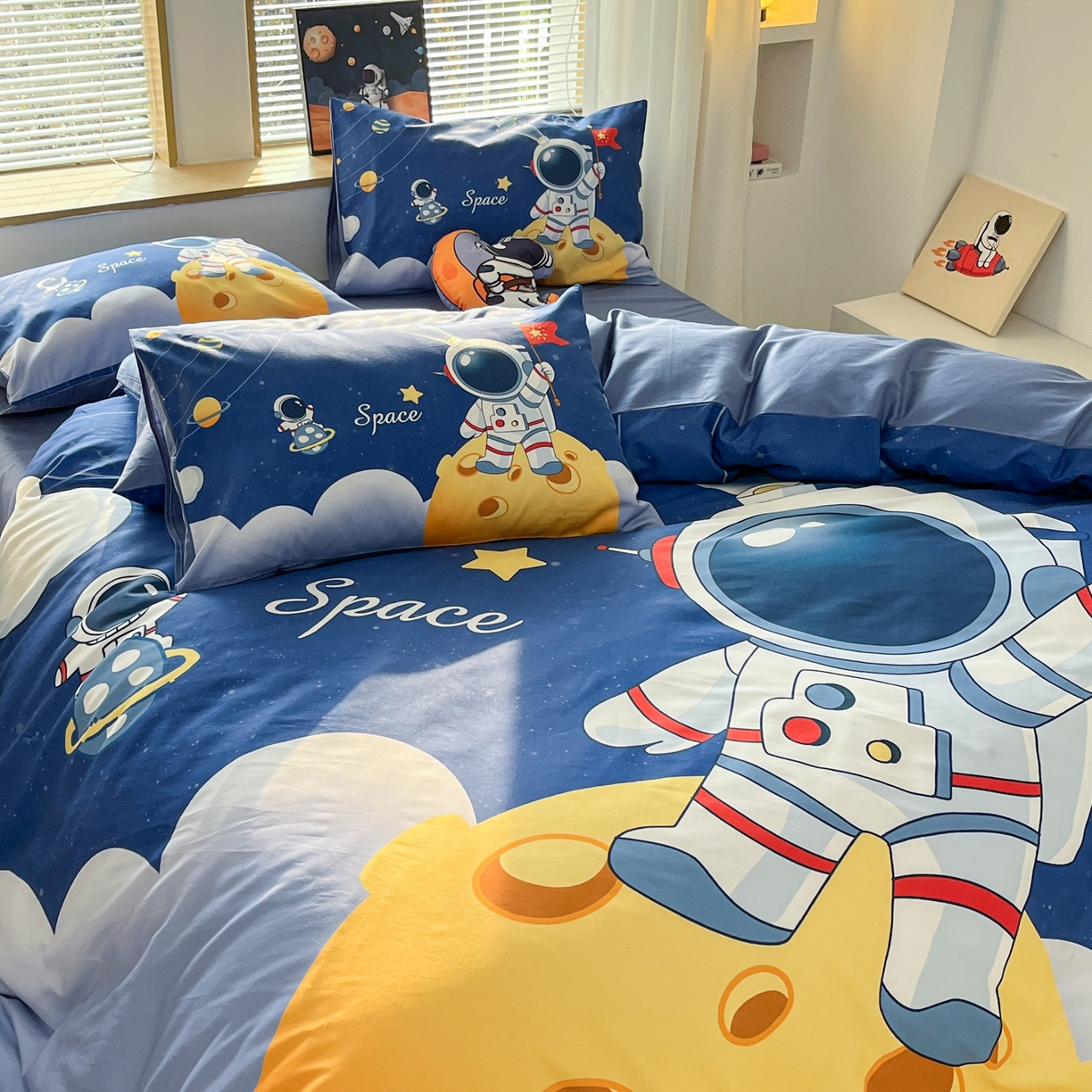 91家纺网 家纺一手货源 找家纺 孩子王 2025新款亲肤活性大版纯棉专版太空人卡通学生儿童宿舍四件套系列 月球探险家