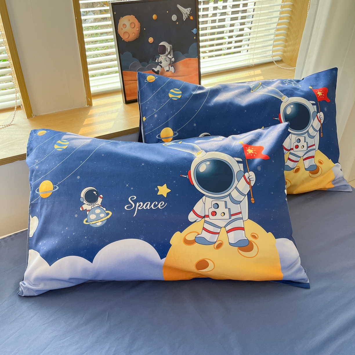 91家纺网 家纺一手货源 找家纺 孩子王 2025新款亲肤活性大版纯棉专版太空人卡通学生儿童宿舍四件套系列 月球探险家