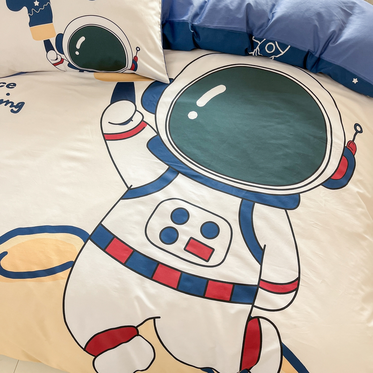 91家纺网 家纺一手货源 找家纺 孩子王 2025新款亲肤活性大版纯棉专版太空人卡通学生儿童宿舍四件套系列 艺术宇航员