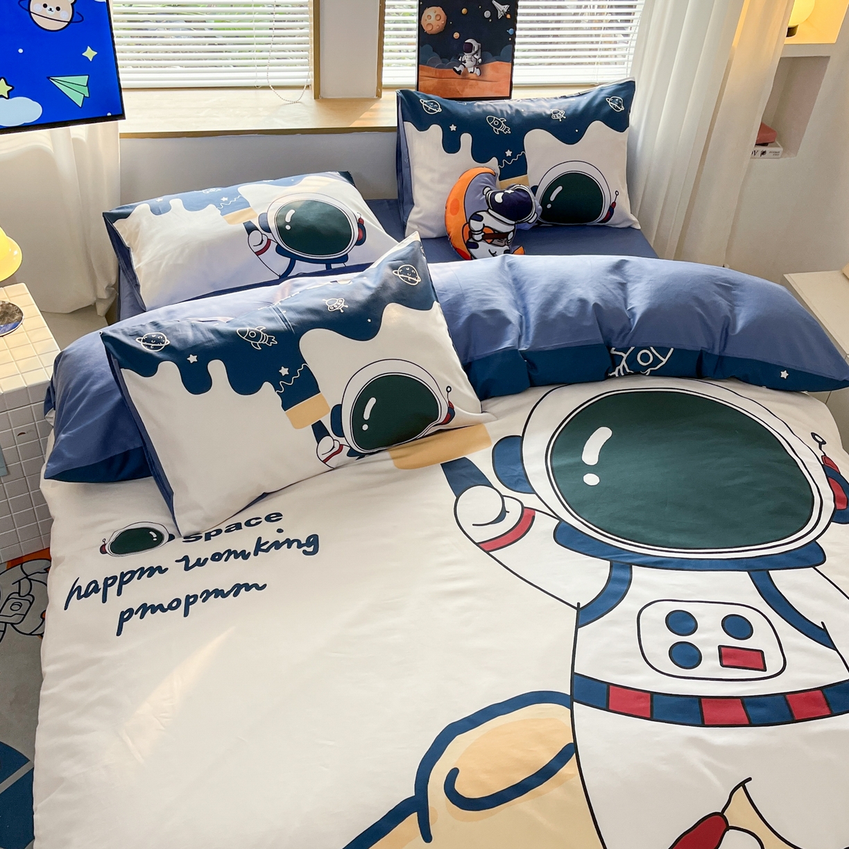 91家纺网 家纺一手货源 找家纺 孩子王 2025新款亲肤活性大版纯棉专版太空人卡通学生儿童宿舍四件套系列 艺术宇航员