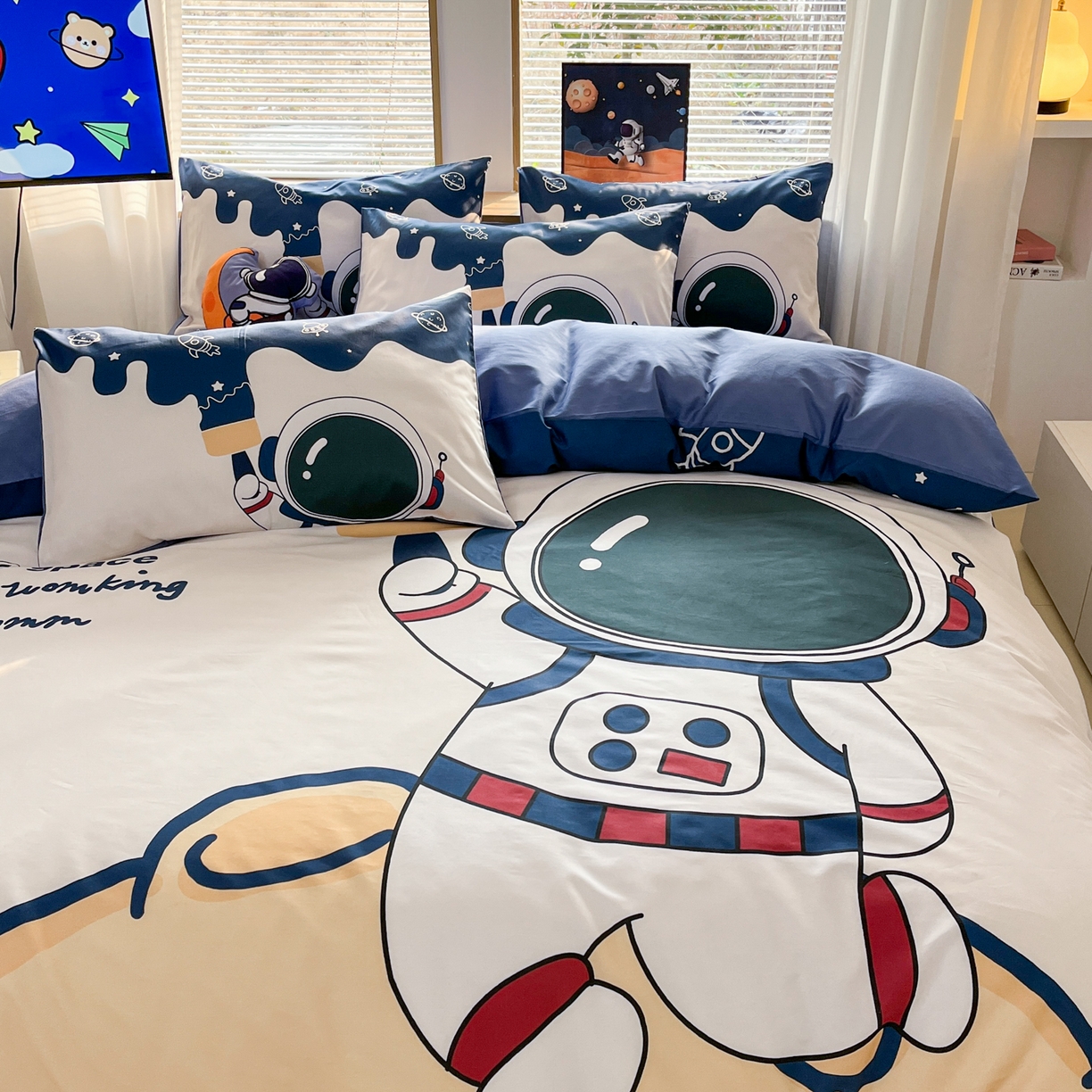 91家纺网 家纺一手货源 找家纺 孩子王 2025新款亲肤活性大版纯棉专版太空人卡通学生儿童宿舍四件套系列 艺术宇航员