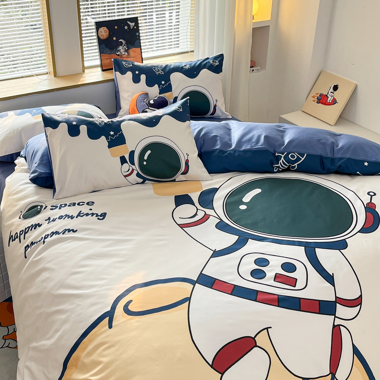 91家纺网 家纺一手货源 找家纺 孩子王 2025新款亲肤活性大版纯棉专版太空人卡通学生儿童宿舍四件套系列 艺术宇航员