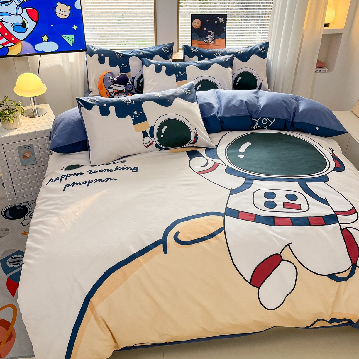91家纺网 家纺一手货源 找家纺 孩子王 2025新款亲肤活性大版纯棉专版太空人卡通学生儿童宿舍四件套系列 艺术宇航员