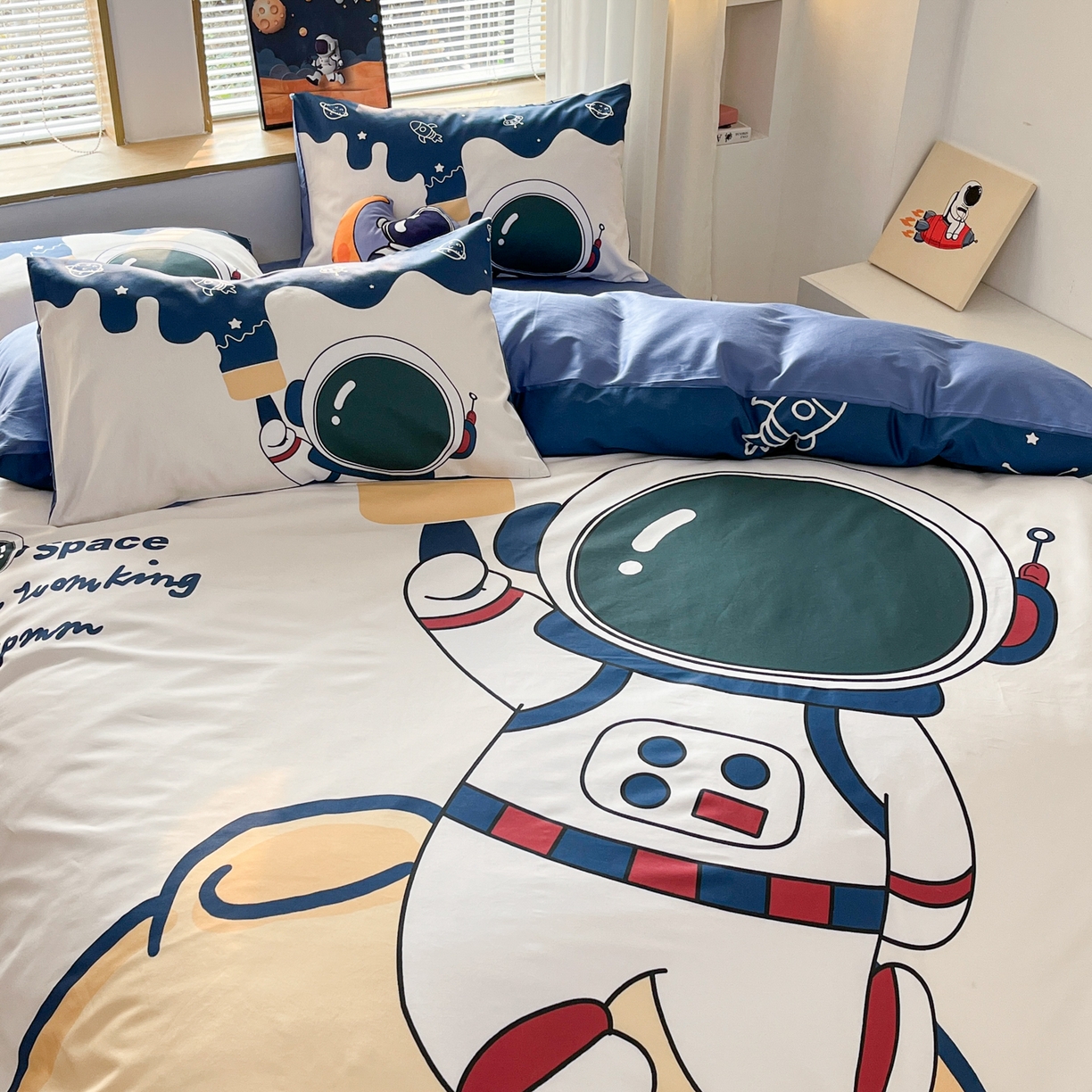 91家纺网 家纺一手货源 找家纺 孩子王 2025新款亲肤活性大版纯棉专版太空人卡通学生儿童宿舍四件套系列 艺术宇航员