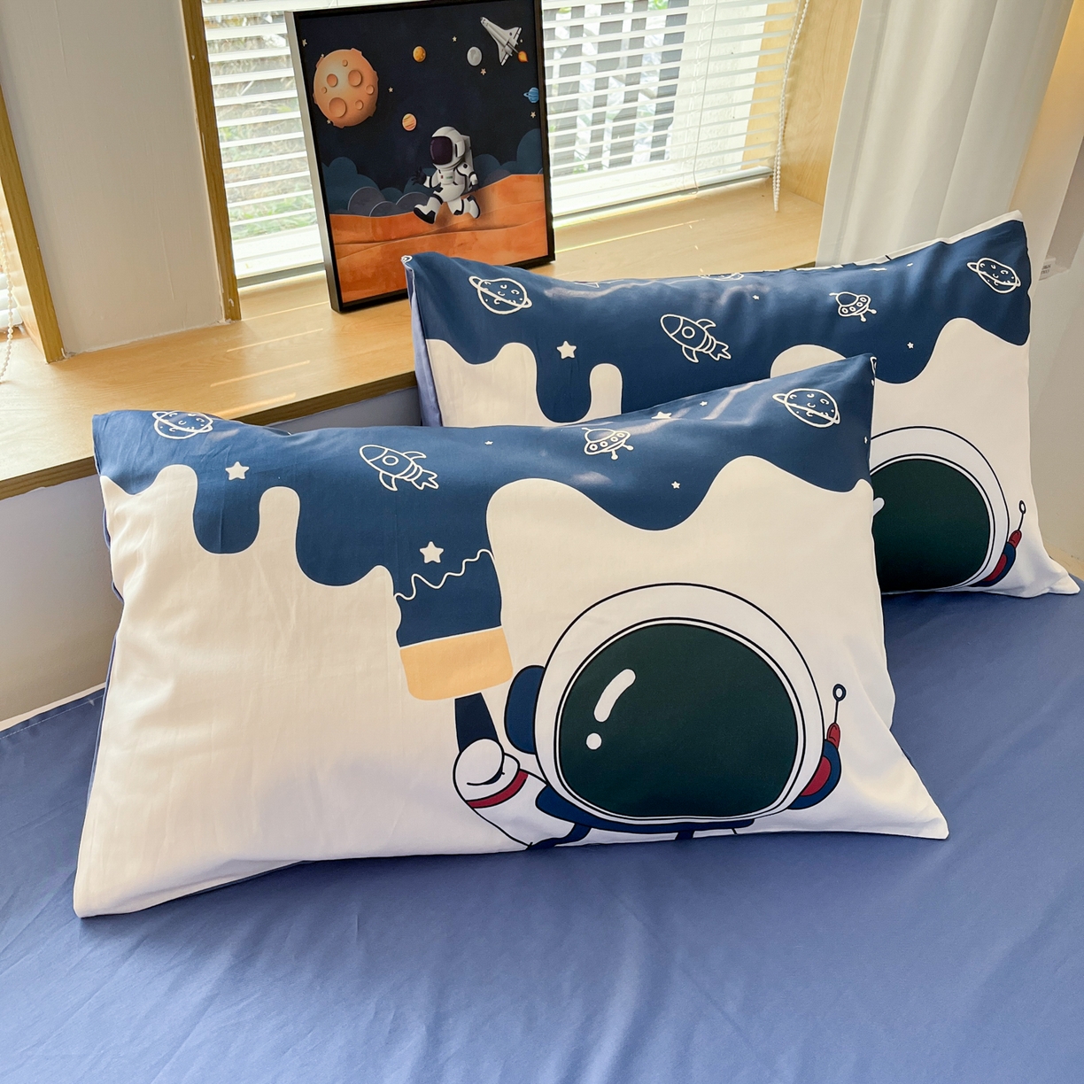 91家纺网 家纺一手货源 找家纺 孩子王 2025新款亲肤活性大版纯棉专版太空人卡通学生儿童宿舍四件套系列 艺术宇航员