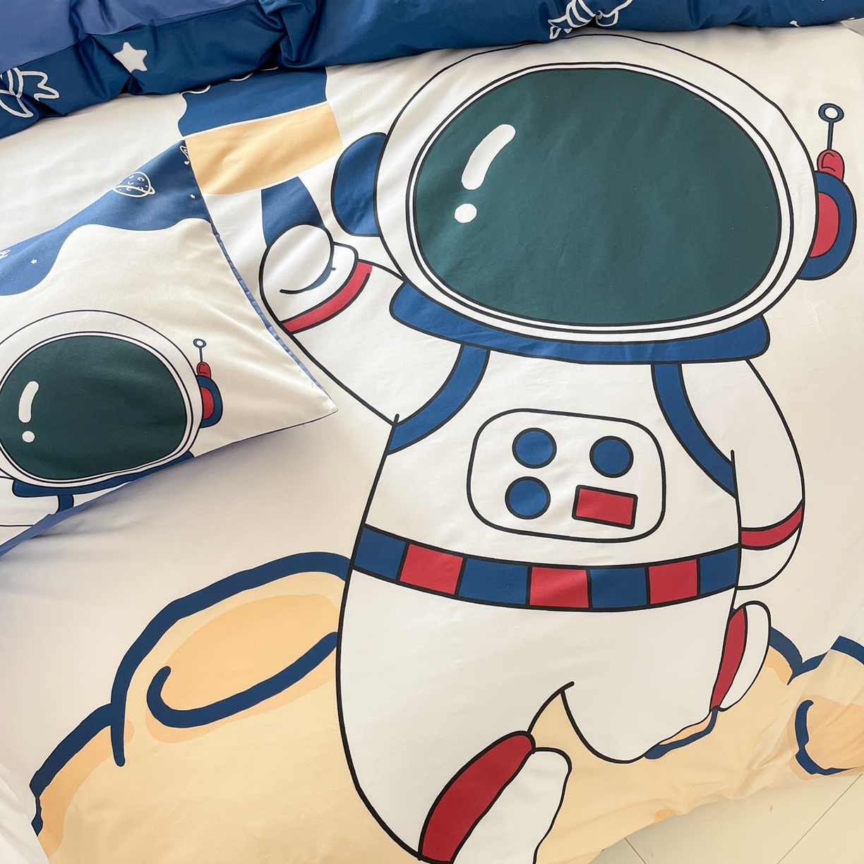 91家纺网 家纺一手货源 找家纺 孩子王 2025新款亲肤活性大版纯棉专版太空人卡通学生儿童宿舍四件套系列 艺术宇航员